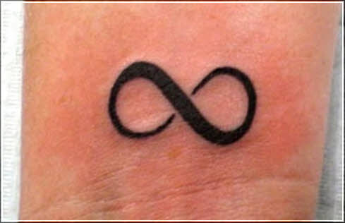 Tatuaje del símbolo infinito